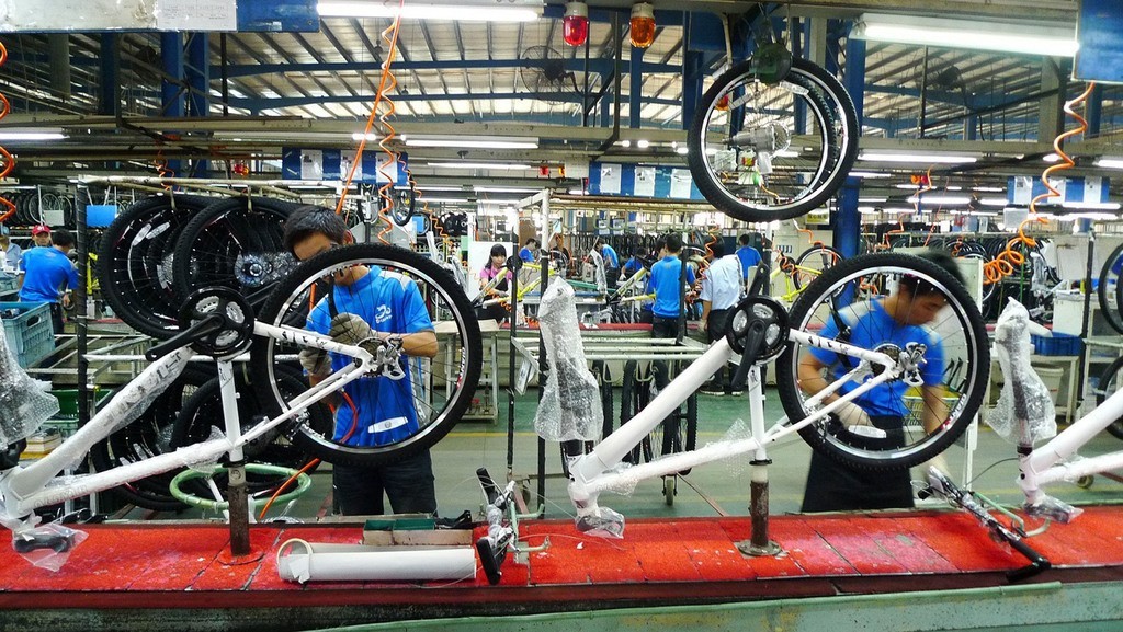 Takto nejak môže vyzerať skladanie bicyklov v továrni. Servis nového bicykla sa teda javí ako opodstatnený.